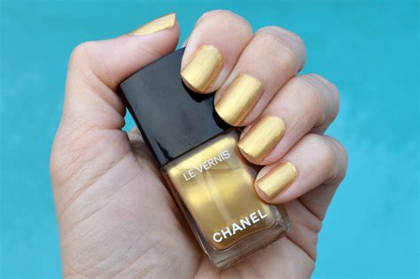 chanel chaine or nail polish